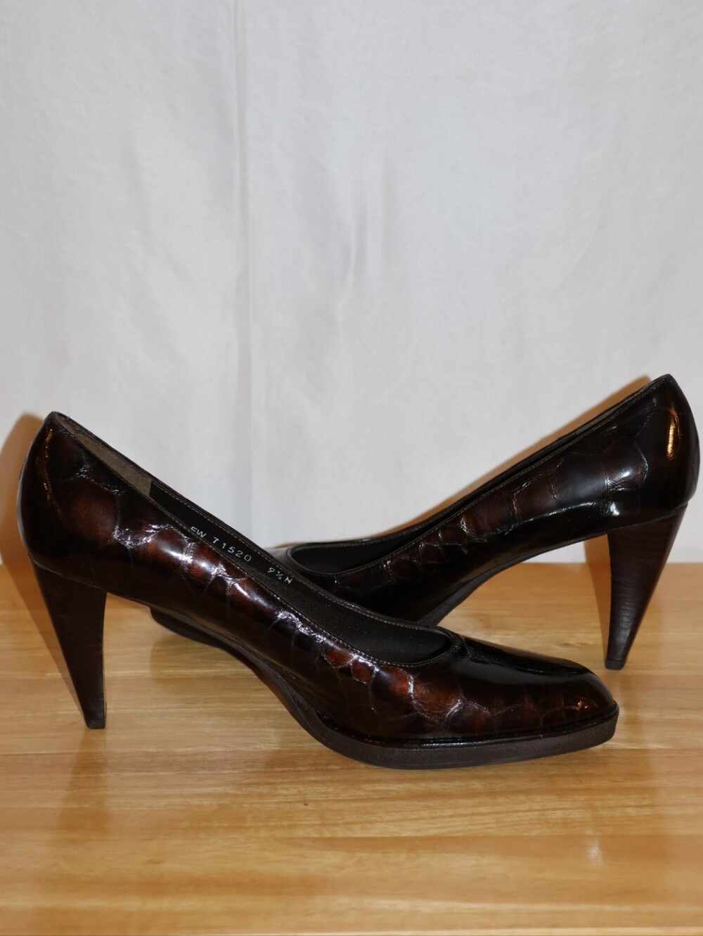 Stuart Weitzman Dark Chocolate Brown Croc-Embossed High Heel Pumps. 9.5N.